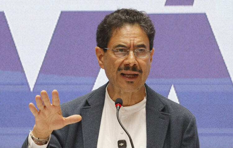 El candidato presidencial del oficialismo colombiano, Iván Cepeda, habla durante una rueda de prensa este jueves, donde presentó un paquete de siete programas sociales con los que busca centrar su campaña en la lucha contra la pobreza y la desigualdad, a diez días de las elecciones presidenciales del próximo 31 de mayo. EFE/ Mauricio Dueñas Castañeda