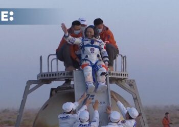 Los astronautas de la misión china Shenzhou-21 vuelven a la Tierra tras 210 días en órbita