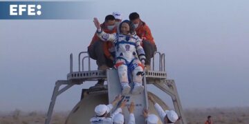 Los astronautas de la misión china Shenzhou-21 vuelven a la Tierra tras 210 días en órbita