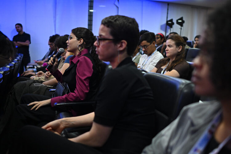 Jóvenes participan en el evento 'Gobiernos del Futuro: Expectativas de la Juventud' este miércoles, en la Biblioteca Nacional de Brasilia (Brasil). EFE/ André Borges