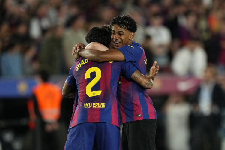 Los jugadores del FC Barcelona Lamine Yamal (d) y Joao Cancelo celebran la victoria y el título de Liga al finalizar el encuentro correspondiente a la jornada 35 de LaLiga que FC Barcelona y Real Madrid disputaron este domingo en el Camp Nou, en Barcelona. EFE/Siu Wu