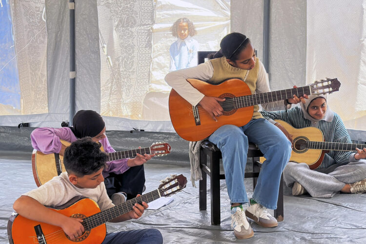 Niños de Gaza usan la música contra el trauma: «Solo la guitarra me ayuda a olvidar»