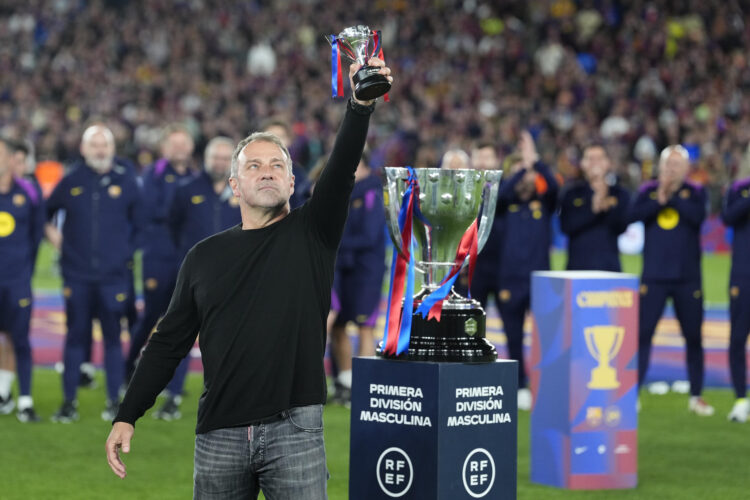 El técnico alemán del FC Barcelona, Hansi Flick, celebra el título de Liga a la finalización del encuentro correspondiente a la jornada 35 de LaLiga que FC Barcelona y Real Madrid han disputado este domingo en el Camp Nou, en Barcelona. EFE/Enric Fontcuberta.