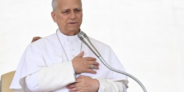 El papa León XIV reza en el lugar donde hace 45 años dispararon a Juan Pablo II