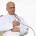 El papa León XIV reza en el lugar donde hace 45 años dispararon a Juan Pablo II