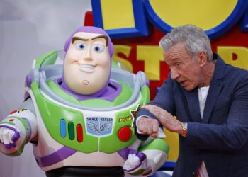 Los personajes de ‘Toy Story 5’ revolucionan Londres con un adelanto de la película