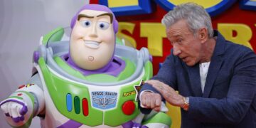 Los personajes de ‘Toy Story 5’ revolucionan Londres con un adelanto de la película