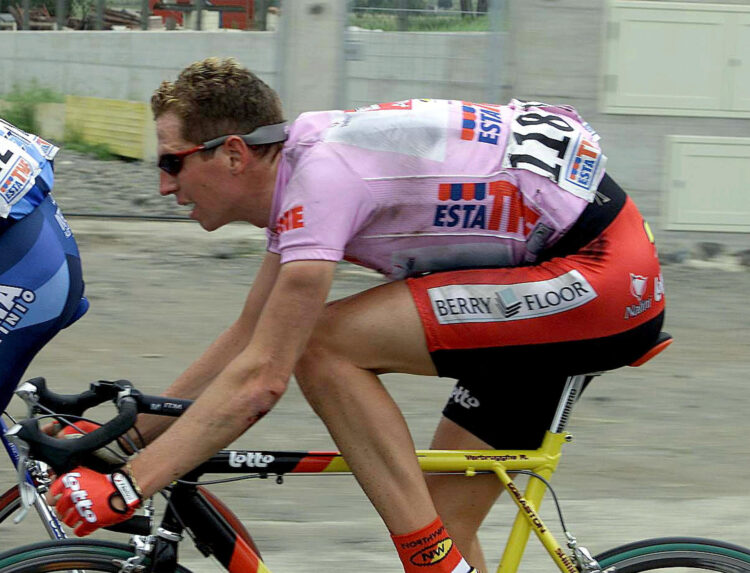 Fotografía de archivo del 22 de mayo de 2001, en la que puede verse al ciclista belga Rik Verbrugghe, entonces vistiendo la 'maglia' rosa de líder del Giro de Italia. EFE