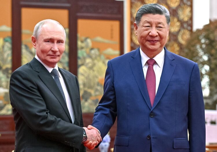 El presidente ruso Vladimir Putin (izquierda) estrecha la mano del presidente chino Xi Jinping durante una ceremonia del té celebrada en Pekín, China, el 20 de mayo de 2026. Putin se encuentra de visita oficial de dos días en China, del 19 al 20 de mayo. (Rusia) EFE/EPA/KRISTINA SOLOVIEVA / KREMLIN / POOL MANDATORY CREDIT