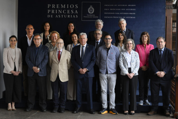 El jurado del Premio Princesa de Asturias de Investigación Científica y Técnica 2026 para iniciar las deliberaciones de un galardón que se fallará este miércoles, en Oviedo. En la imagen, miembros del jurado, (fila 1 de Izda. a dcha.) Mar Capeáns, Avelino Corma, Manuel Toharia, Pedro Miguel Echenique (presidente), Alberto Aparici, Peregrina Quintela, y Amador Menéndez, (fila 2 de izd. A dech.), Bernardo Hernández, Rosa Menendez, Elena García Armada, Ginés Morata, Erika Pastrana y María Vallet. (fila 3 de izd. A dech.) Noemí Pinilla, Concepcion Alicia Monje, Juan Luis Arsuaga y Arturo Alvarez-Buylla. EFE/Eloy Alonso