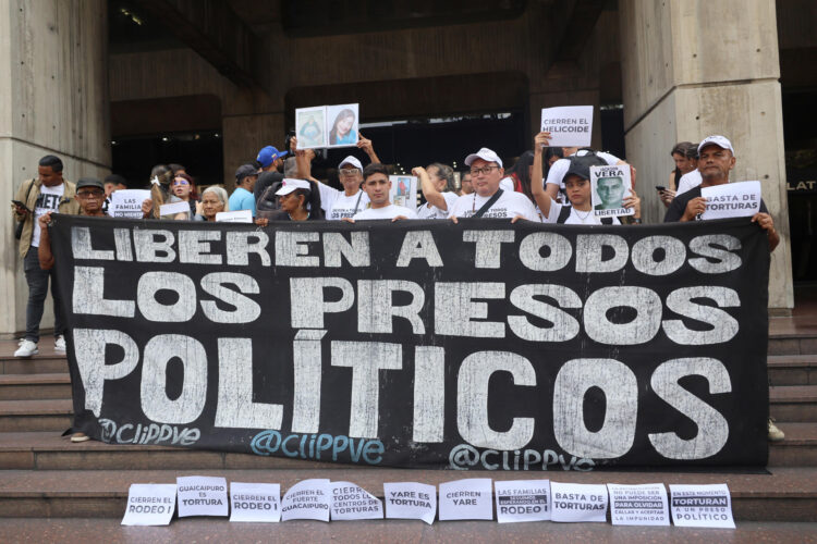 Un grupo de personas fue captado este 4 de mayo al sostener un cartel y varios avisos que piden la liberación de todos los presos políticos en Venezuela, durante un plantón frente a la sede de la Defensoría del Pueblo, en Caracas (Venezuela). EFE/Miguel Gutiérrez