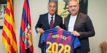 Flick renueva con el Barcelona hasta 2028, con otro año opcional