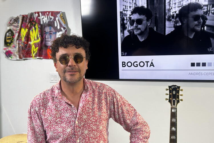 Fotografía de archivo del 30 de julio de 2025 que muestra al cantautor colombiano Andrés Cepeda posando durante una entrevista con EFE en Miami, Florida (Estados Unidos). EFE/ Blanca Escriche