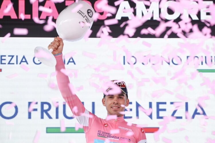 El uruguayo Thomas Silva (XDS Astana Team) celebra en el podio su maillot rosa como líder del Giro de Italia este domingo. EFE/ BORISLAV TROSHEV