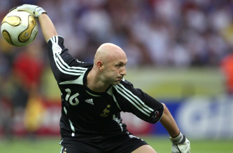 Foto de archivo del portero de la selección francesa Fabien Barthez durante la final del Mundial de Alemania 2006 ante Italia en el estadio Olímpico de Berlín. EFE/Marcelo Sayao