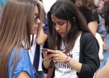 El efecto de 21 días sin móvil en escolares: dormir mejor, menos depresión y paz mental