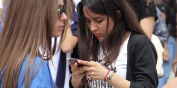 El efecto de 21 días sin móvil en escolares: dormir mejor, menos depresión y paz mental