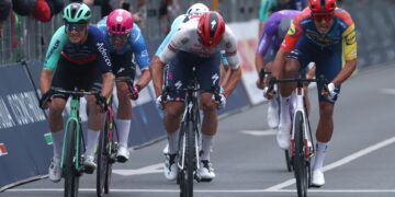 Magnier se libra del caos y estrena la maglia rosa