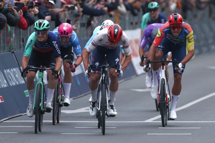 BURGAS (Bulgaria), 08/05/2026.- El francés Paul Magnier (c), del Soudal Quick-Step, se impone en la primera etapa de la 109a edición del Giro de Italia, de 147 kilómetros, entre Nessebar to Burgas, en Bulgaria. El danés Tobias Lund Andresen (i.) del Decathlon CMA CGM Team quedó segundo. (Ciclismo, Decatlón) EFE/EPA/BORISLAV TROSHEV