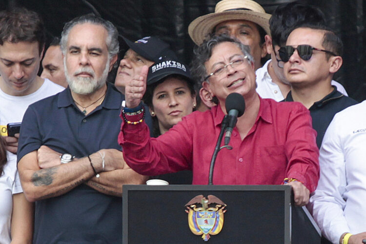 Fotografía de archivo del 1 de mayo de 2026 que muestra al presidente de Colombia, Gustavo Petro (c), pronunciando un discurso en Medellín (Colombia). EFE/ STR