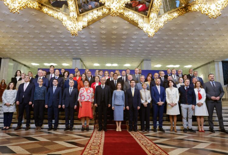 El secretario general del Consejo de Europa, Alain Berset (c-i), la presidenta de Moldavia, Maia Sandu (c), el viceprimer-ministro y ministro de Asuntos Exteriores de Moldavia, Mihai Popsoi (c-d), y el resto de participantes posan para una foto de familia de la reunión de Ministros de Asuntos Exteriores del Consejo de Europa en Chisinau, Moldavia, el 15 de mayo de 2026. EFE/EPA/DUMITRU DORU
