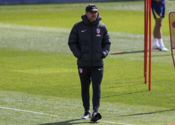 Simeone: “Giménez es muy fuerte, ha pasado mil batallas y seguramente llegará al Mundial”