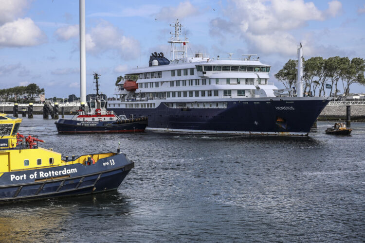 FOTODELDÍA Róterdam (Países Bajos), 18/05/2026.- El crucero MV Hondius, afectado por hantavirus, llega al puerto de Róterdam, Países Bajos, este lunes. El crucero tiene previsto atracar en Róterdam con 27 personas a bordo, entre ellas ciudadanos neerlandeses. EFE/ Pablo Garrigós