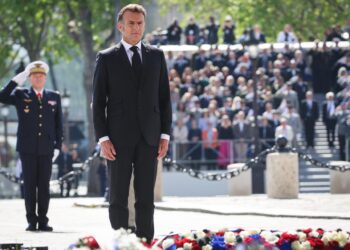 Macron honra fin de la II Guerra Mundial en ceremonia con tono de despedida presidencial