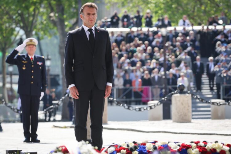 El presidente de Francia, Emmanuel Macron, se pone firme después de colocar una corona de flores frente a la llama en la Tumba del Soldado Desconocido durante una ceremonia en el Arco de Triunfo para conmemorar el 81º aniversario del Día de la Victoria aliada, que conmemora el fin de la Segunda Guerra Mundial en Europa, en París, Francia, el 8 de mayo de 2026. EFE/EPA/LUDOVIC MARIN / POOL MAXPPP OUT