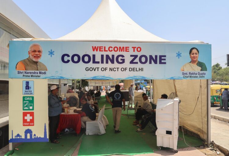 Fotografía del pasado martes de uno de los puntos climatizados instalados en Nueva Delhi para afrontar las altas temperaturas.EFE/EPA/RAJAT GUPTA