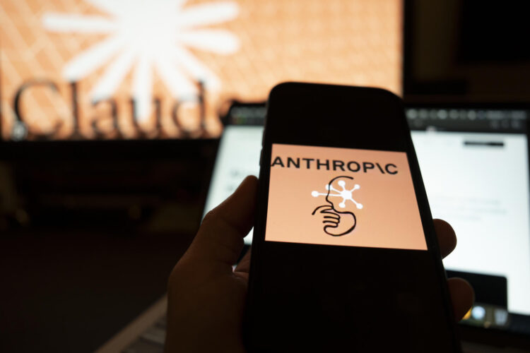Fotografía de archivo del 12 de marzo de 2026 que muestra una persona utilizando un teléfono con el logotipo de la inteligencia artificial (IA) Anthropic, en Nueva York (Estados Unidos). Una nueva audiencia judicial en Washington este martes reactivará la disputa entre el Pentágono y la empresa de inteligencia artificial Anthropic, que por ahora ha sido limitada para participar en proyectos de defensa, desde que la Administración del presidente de Estados Unidos, Donald Trump, la catalogó como un "riesgo" para la seguridad nacional. EFE/ Angel Colmenares