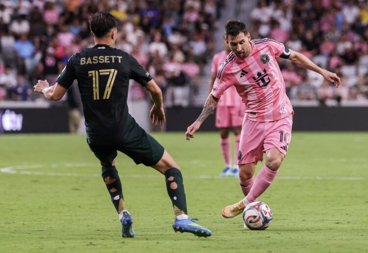 Lionel Messi, del Inter Miami (d), en acción contra el centrocampista del Portland Timbers Cole Bassett durante el partido de la MLS entre Inter Miami y Portland Timbers en el Nu Stadium en Miami, Florida (EE.UU.). EFE/CRISTOBAL HERRERA-ULASHKEVICH