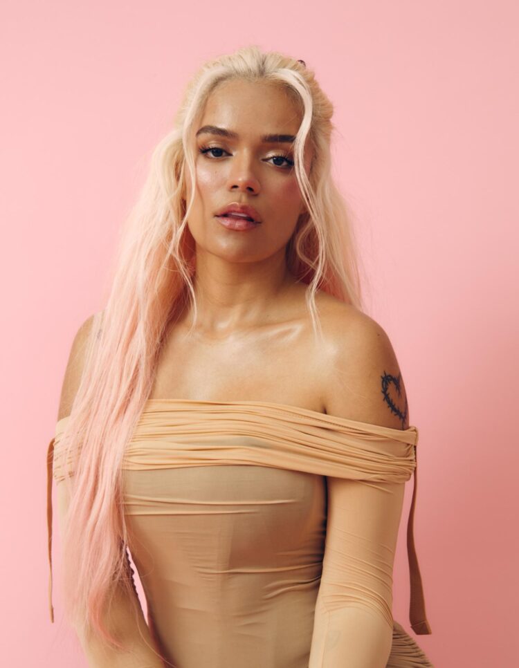 Fotografía cedida este 13 de mayo por Pablo Escudero donde aparece la cantante colombiana Karol G, quien recibirá el Premio a la Excelencia como Artista Internacional en los American Music Awards (AMA) el próximo 25 de mayo en Las Vegas (NV, EE.UU.). EFE/Pablo Escudero