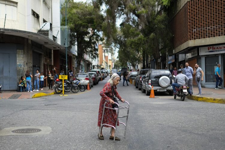 35% de los hogares venezolanos están integrados únicamente por adultos mayores, ya sea parejas de ancianos o personas mayores viviendo solas | Foto Matias Delacroix / AFP