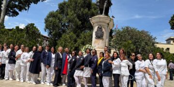 Con ofrenda floral enfermeros merideños celebraron su día