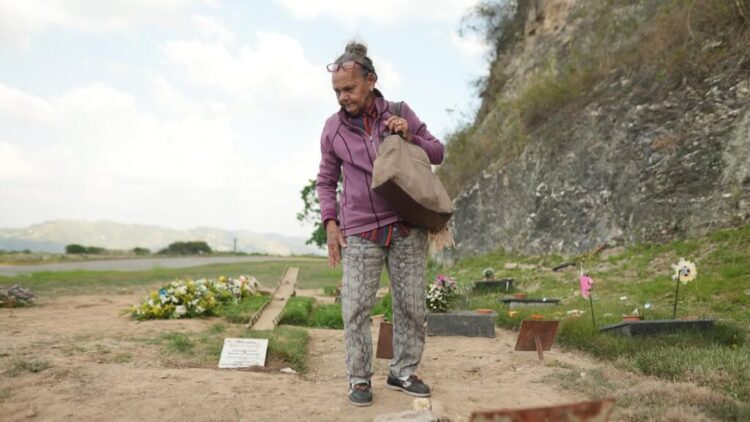 Carmen Navas en la tumba de hijo, minutos después de saber que está muerto. Foto: Rafael Hernández