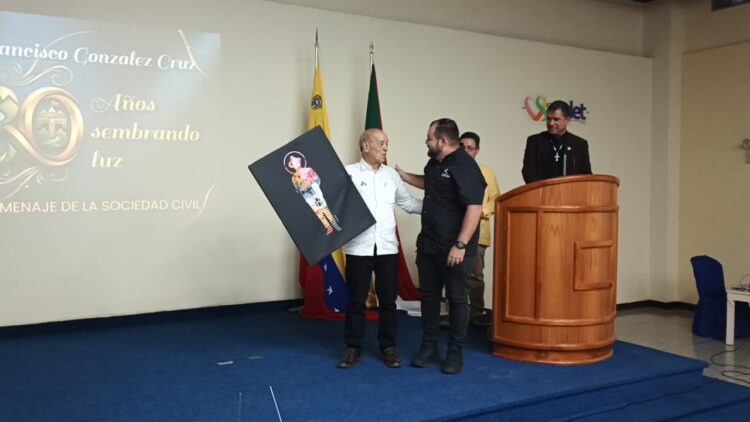 Sociedad civil de Trujillo rinde emotivo homenaje al geógrafo Francisco González Cruz en sus 80 años