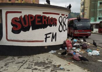 Gente inescrupulosa tomó como basurero público frente de emisora Superior 88.3 FM