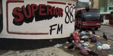 Gente inescrupulosa tomó como basurero público frente de emisora Superior 88.3 FM
