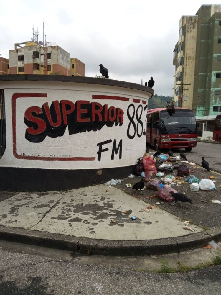 Nótese la basura arrojada por las mismas vecinas y vecinos de los edificios circundantes.
