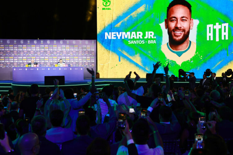 Personas celebran el llamado del futbolista Neymar para el Mundial 2026, tras más de dos años y medio ausente de la Canarinha, por parte del seleccionador de Brasil, el italiano Carlo Ancelotti (i). EFE/ Andre Coelho