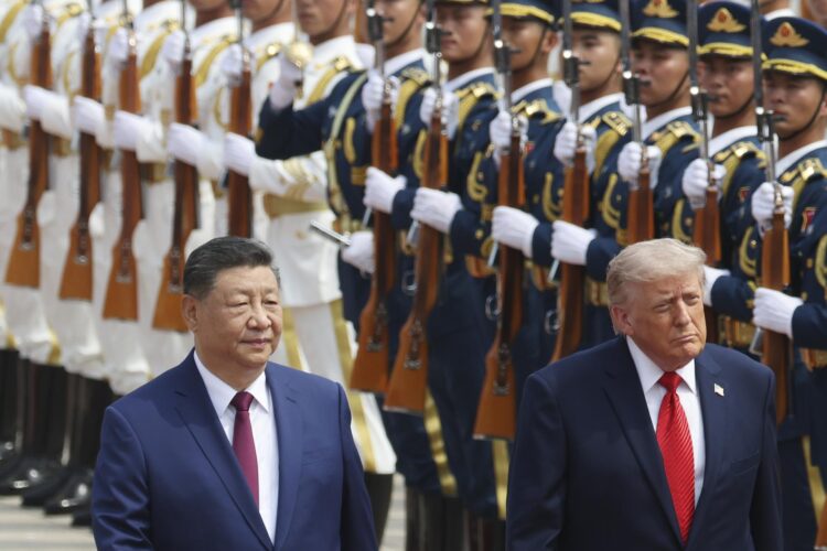 PEKÍN (China), 14/05/2026.- El presidente chino Xi Jinping inspecciona una guardia de honor junto al presidente estadounidense Donald Trump durante una ceremonia de bienvenida en el Gran Salón del Pueblo en Pekín, China, este jueves.
EFE/ Maxim Shemetov / POOL