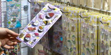 La fiebre de las pegatinas vuelve a Japón con intercambios calculados y una demanda récord