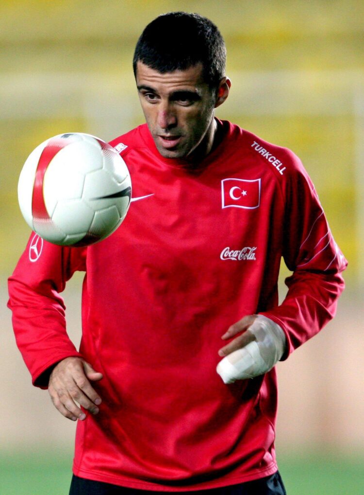 Fotografía de archivo del 29 de noviembre de 2007 en la que se observa al entonces jugador de la selección turca Hakan Sukur. EFE/Tolga Bozoglu