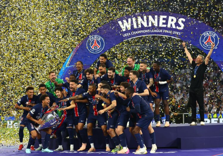 Los jugadores del París Saint Germain celebran el título de la Liga de Campeones la pasada campaña. EFE/EPA/ANNA SZILAGYI