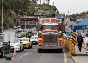 Se intensifica el paso de camiones en frontera Ecuador-Colombia previo a alza de aranceles