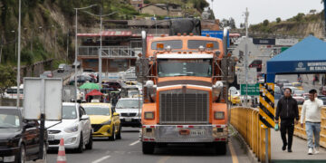 Se intensifica el paso de camiones en frontera Ecuador-Colombia previo a alza de aranceles