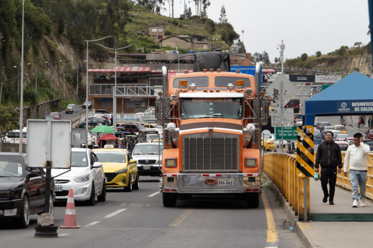 Vehículos transitan en el puente internacional este jueves, de Rumichaca en Tulcán (Ecuador). EFE/ Xavier Montalvo