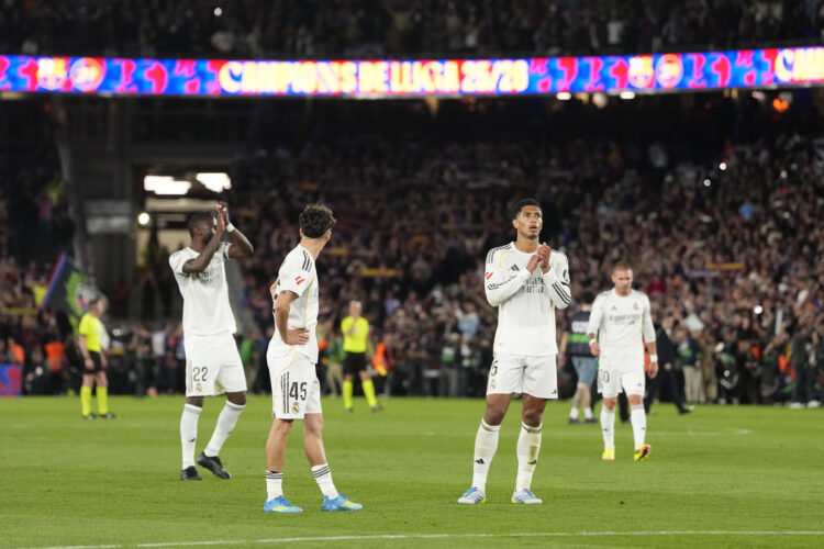 Los jugadores del Real Madrid tras su derrota en el encuentro correspondiente a la jornada 35 de LaLiga que FC Barcelona y Real Madrid disputaron este domingo en el Camp Nou, en Barcelona. EFE/Enric Fontcuberta