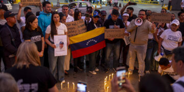 Venezolanos responden al llamado de Machado y exigen la liberación de los presos políticos
